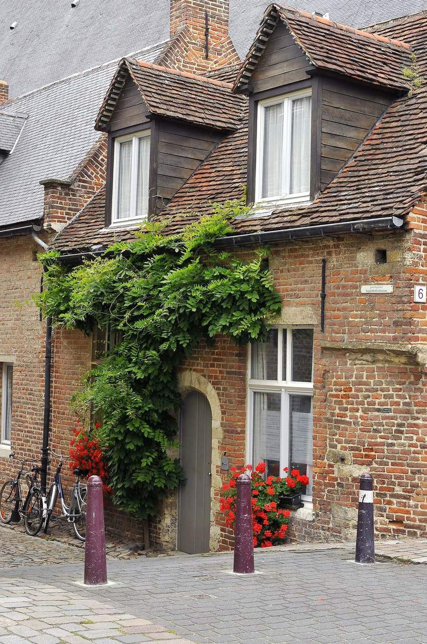 Bakstenen huis met een pannendak en dakkapel in het Groot Begijnhof van Leuven