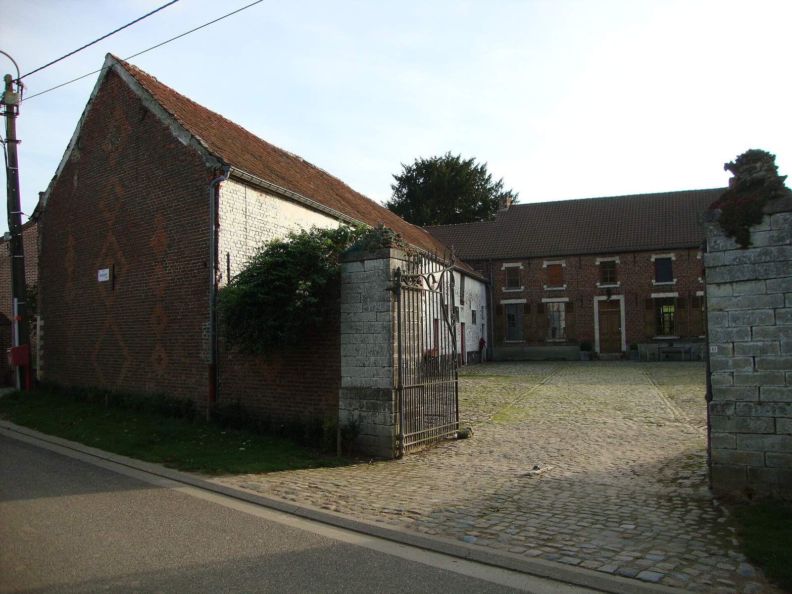 Hoeve met pannendaken langs een landelijke weg