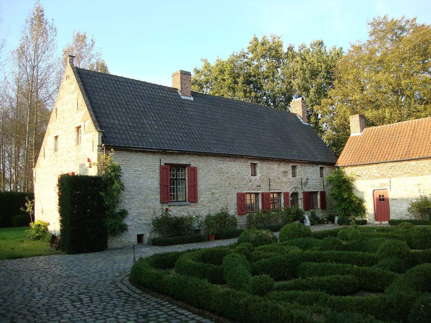 Oude boerenwoning met een pannendak